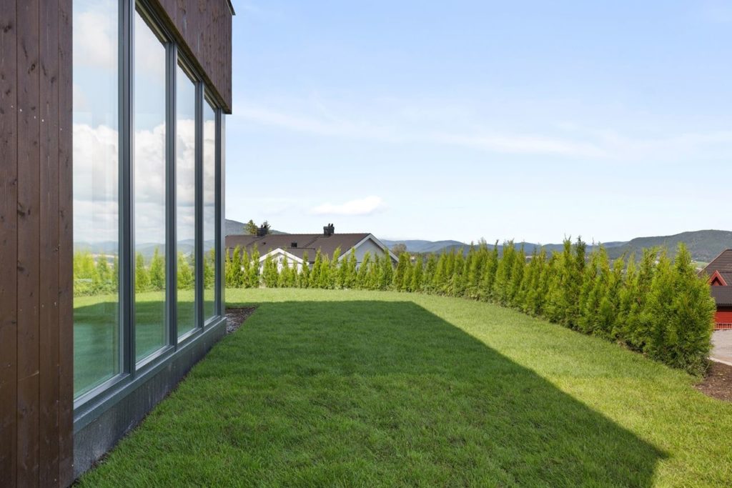 Funkis bolig (2019) med gjennomgående god standard . Dobbel garasje Meget flott utsikt | Alt på en flate | Øvre Rødbergveg 8, 3830 Ulefoss | Norsjø Panorama